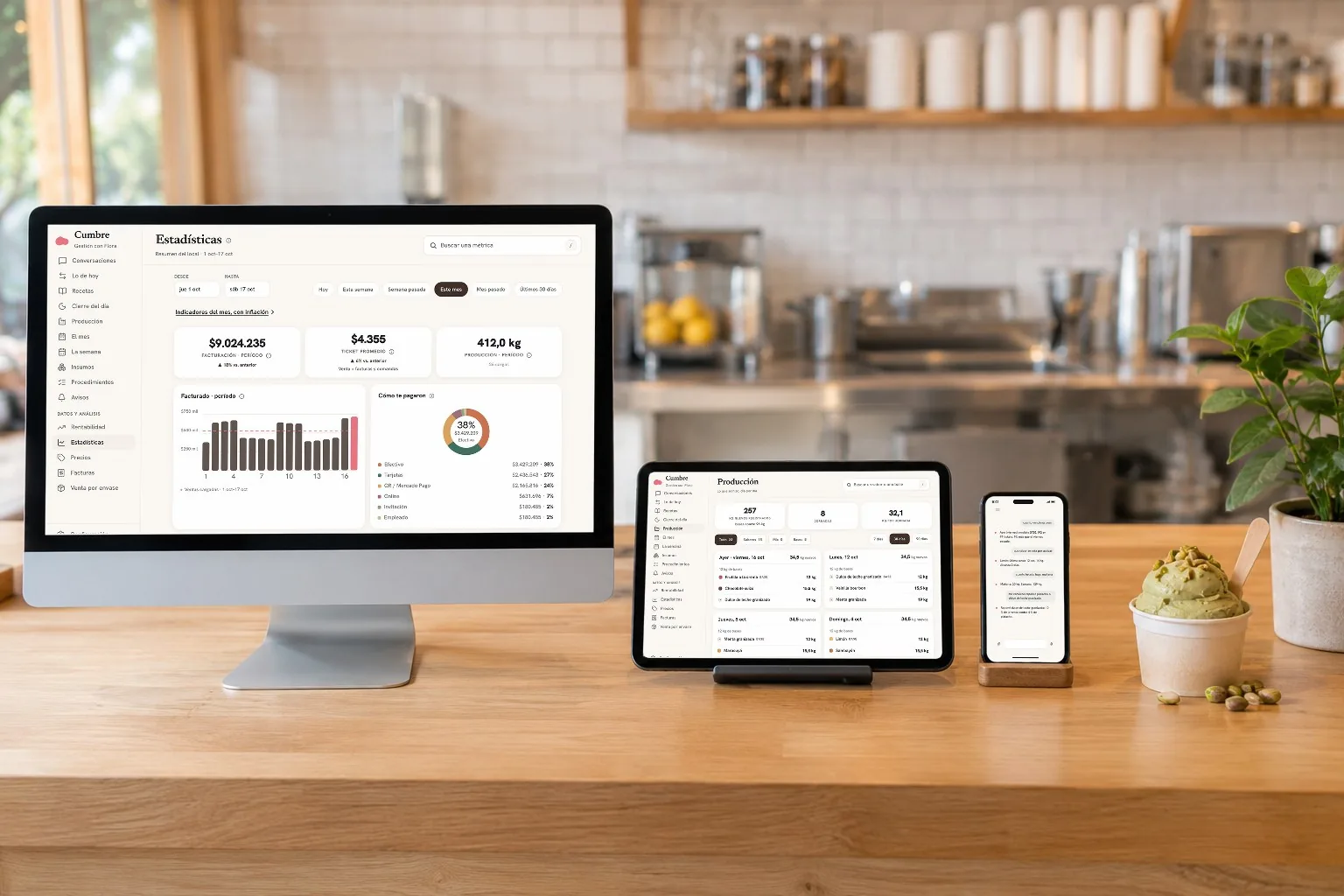 La app abierta en un monitor, una tablet y un celular sobre el mostrador